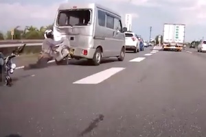 【動画】関越道でサービスエリア渋滞にバイクが突っ込んでしまう事故。