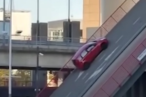 【動画】そりゃ無理だｗｗｗ跳ね上げ橋に挑んだ車がｗｗｗ
