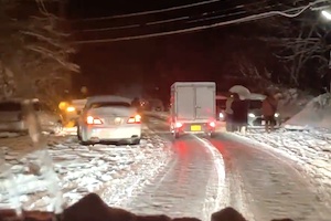 【動画】草津温泉への国道292号線、雪道を進めない車で大混雑ｗｗｗ