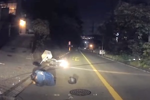 【神奈川】モロ凸事故の瞬間。配達スクーターの男性が車に吹っ飛ばされるドラレコ。