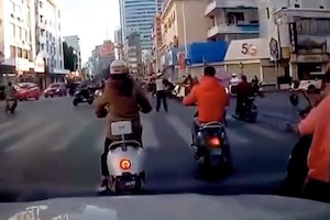 【動画】スクーターの女性が狙われた中国のちょっと驚く事故。犯人は射殺。