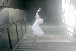 【衝撃】歩きスマホで地下鉄の階段を踏み外して転げ落ちてしまったお姉ちゃん・・・。