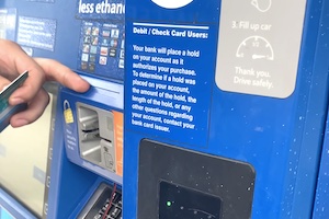 これは騙される。ガソリンスタンドの支払い機に隠されたカードスキミング装置。