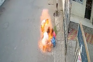 【動画】インドのマンホール爆竹遊びで子供5人が炎に包まれる瞬間。