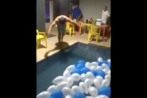 【動画】浅いプールに頭から飛び込んで四肢麻痺の機能障害を残してしまった男。