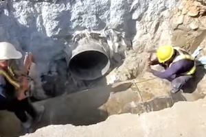 水道管工事で死亡事故。配管に穴をあけた作業員が負圧で吸い込まれてしまう瞬間。