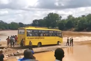 【衝撃】バスの乗客33人が亡くなった悲劇の映像。（ケニア）