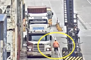 事故は慣れた頃に。港湾作業員がガントリークレーンにひかれてしまう事故の動画。