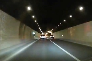 【衝撃】天馬山トンネルの換気ファンが突然落下してしまう事故のドラレコ。