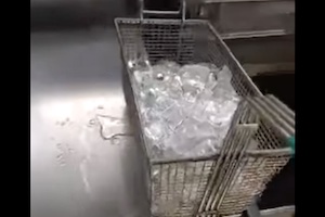 【動画】馬鹿すぎる。氷を油で揚げるチャレンジが大変な事になってしまう。