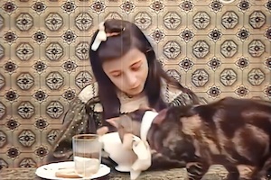 【動画】116年前の飼い猫。1905年に撮影された朝食をとる少女とネコ。