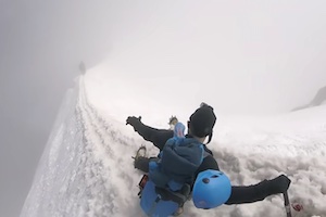 【動画】雪山で危機一髪。滑落寸前のところでピッケルに命を救われた男。