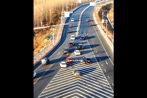 大混乱。明らかに設計がおかしいように思える中国の道路を空撮。