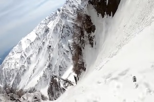 【新潟】山スキーの事故。雪崩に巻き込まれて780メートル滑落した男性の映像。