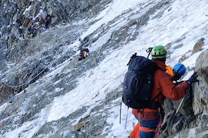 【恐怖】登山中に大規模な落石に襲われた登山客たちの動画。