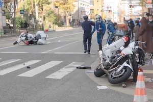 【動画像】福岡で白バイどうしの追突事故が発生し警察官2名が重軽傷。