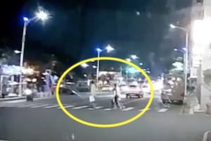 【動画】横断歩道の家族を襲った飲酒運転の暴走車がひどい。
