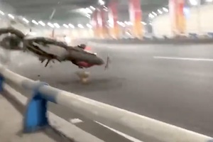 【衝撃】カーブを曲がりきれずに悲惨な死を遂げたライダーの映像。