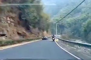 【動画】バイクを追い越したベンツがガードレールを突き破って崖下へ落下してしまう。