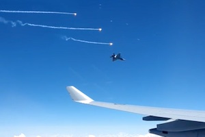 【動画】旅客機のすぐ近くでフレアを放出する戦闘機。