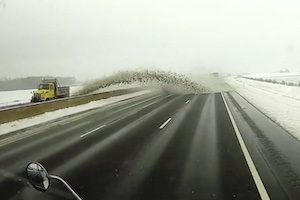 【動画】ひどすぎワロタ。高速道路の除雪車が対向車47台を破壊。