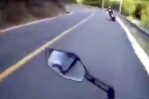 【衝撃】バイクの走り屋がガードレールでエグいことになる動画が(((ﾟДﾟ)))
