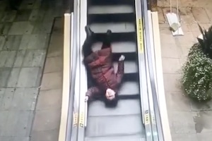 【動画】エスカレーターから転がり落ち続けるおばあちゃんが中国で撮影される(´･_･`)