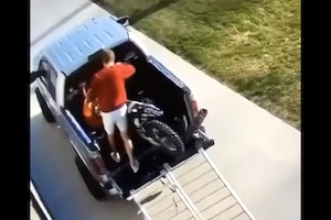 【動画】トラックからバイクを降ろそうとした男の悲劇。これは痛い(@_@;)
