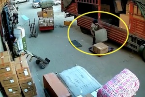 【衝撃】中国でトラックから下ろしていた荷物が大爆発。その映像がこわすぎる(((ﾟДﾟ)))