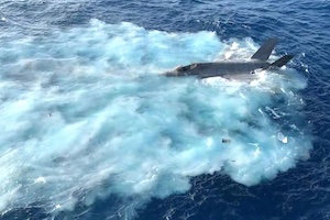 【動画】南シナ海でF-35Cが空母への着艦に失敗して海に墜落してしまう。
