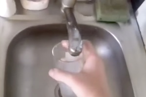 【馬鹿】熱した油にコップ1杯の水を投入するとどうなるのか。自宅で実験したロシア人の動画。