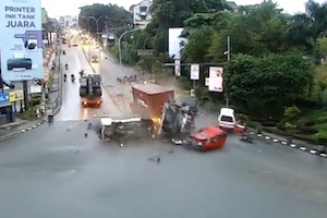 【動画】5人が犠牲になったコンテナ運搬トラックの事故が恐ろしすぎる。