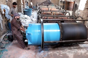 そんな作り方なんだ！プラスチックタンクを製造するパキスタンの町工場がおもしろい。