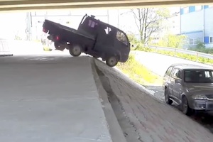 【動画】韓国のトラック乗り、45度近い斜面に挑んで詰む。