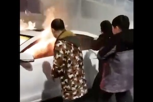 【動画】この中に人が・・・。大炎上する車とその中の人を救おうとする人たち。