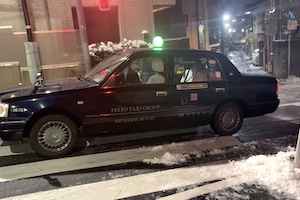 東京大雪。スリップして坂道をまったく登れないタクシーの映像。
