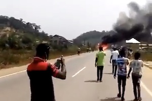 【動画】バイクとトラックの事故現場で発生した大爆発がヤバい。17人が死亡（ガーナ）