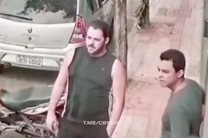 【動画】襲われるより先に銃を抜いて強盗を撃退した男。ブラジル。
