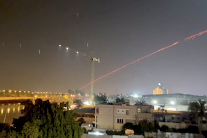 【軍事】飛来したロケット弾をC-RAMで撃墜するバグダッドのアメリカ大使館の映像。
