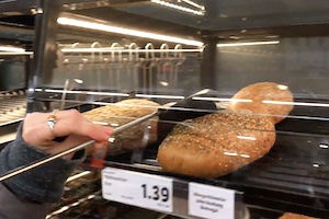 【動画】ドイツのスーパーマーケットのパン売り場がとても楽しそう。