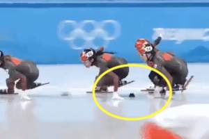 北京五輪ショートトラック女子500mでコース上のブロックを投げて相手を転倒させる中国人選手の動画が話題に。