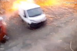 【衝撃】ウクライナで自転車に乗った民間人が爆撃される瞬間が撮影される。