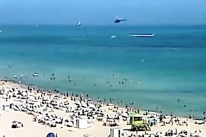 海水浴客の目の前にヘリコプターが墜落。その瞬間の映像。（マイアミ）