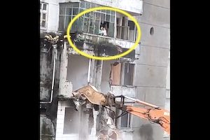 【動画】中国さん、まだ住んでいる家族がいる住居の解体を強行してしまう。