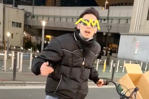 【動画】心斎橋で100円せがんで来たラッパーがTwitter民に遊ばれる。