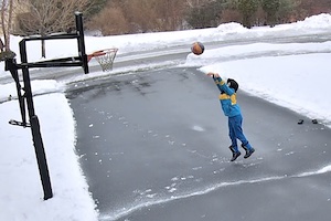 【動画】雪国にお住まいの少年、自宅前でバスケットボールをしようとしてこうなる（笑）