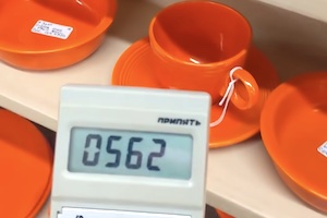 【動画】放射線測定器で検出できるレベルのベータ線を放出する食器が売られている。