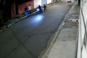 路上強盗を車で思いっきりはね飛ばした運転手のGJ動画。ブラジル。