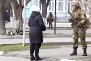 【動画】ロシアの兵士と対峙したウクライナのおばちゃんが強い（日本語訳）
