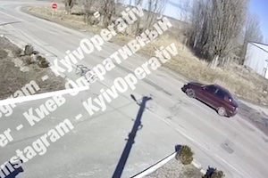 【ウクライナ】老夫婦の乗る車に機関砲が撃ち込まれる瞬間の映像が怖すぎ。